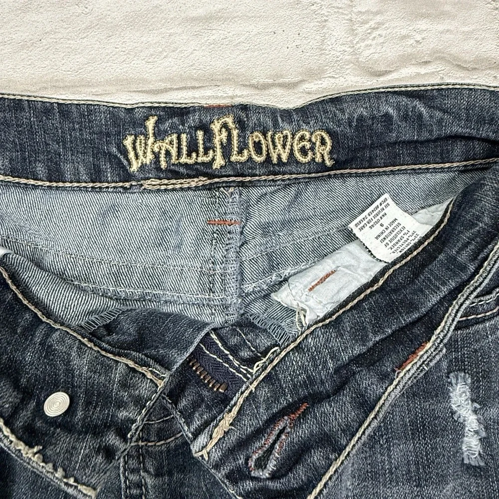 Wallflower Distressed Denim Jean Short Shorts 9 Medium Wash Blue Jean Cuffed Y2K